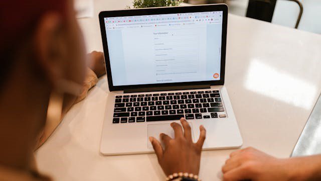 volunteer with HEART community support